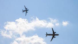 Два самолета летят в небе
