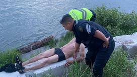 Плывущего на бревне мужчину спасли полицейские в Семее