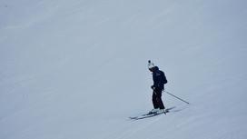 Лыжник едет по склону