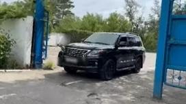 Автомобиль везут на штрафстоянку в Павлодаре