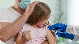 Ребенок получает вакцину