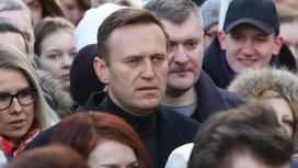 Алексей Навальный в толпе