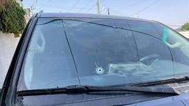 Лобовое стекло машины кандидата в премьер-министры Армении со следом от выстрела