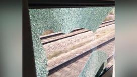 Ребенок разбил стекло в поезде