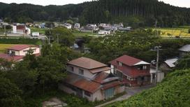 Дома в японской деревне на фоне гор