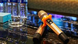 Микрофоны лежат на столе