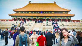 Туристы осматривают достопримечательности Китая
