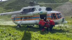 Спасатели спускают пострадавшую вертолетом