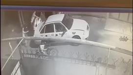 Несколько мужчин бьют человека рядом с машиной
