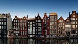 Кривые домики вдоль канала в Амстердаме