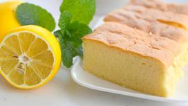 Бисквит на тарелке и надрезанный лимон