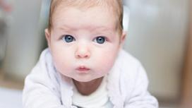 Младенец смотрит в камеру