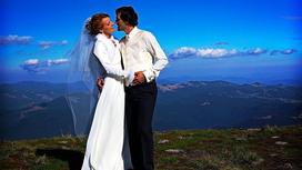 Невеста и жених в горах