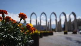 Цветы на фоне арок Атакента в Алматы летом