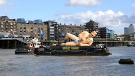Надувная фигура Бората плывет по реке