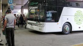 Автобус стоит на автовокзале