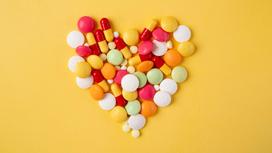 Таблетки выложены в форме сердца