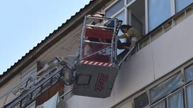 Пожарные спасают жителей дома