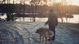 Мальчик стоит на морозе с собакой
