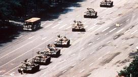 Снимок Чарли Коула: колонна танков на площади Тяньаньмэнь в Пекине в 1989 году