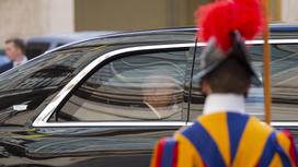 Президент США Джо Байден едет в машине