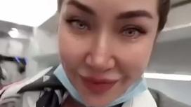 Стюардесса показывает состояние салона самолета после казахстанских пассажиров