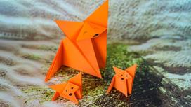 Большая лисичка и два лисенка сделаны по технике оригами из оранжевой бумаги