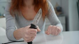 Нож в руке у женщины