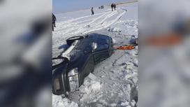 Машина провалилась под лед