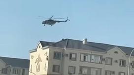 Вертолет летает над Актау
