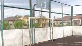 Спортивная площадка без баскетбольного кольца и сетки для футбольных ворот