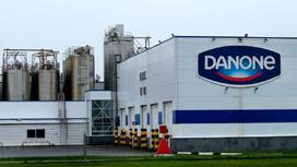 Здание завода и логотип Danone