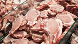 Нарезанное свиное мясо лежит на прилавке