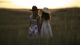 две девочки в поле