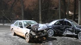 Две поврежденные машины на дороге