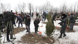 люди сажают деревья в новом парке Алматы