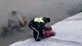 Полицейские Шымкента спасли женщину из реки