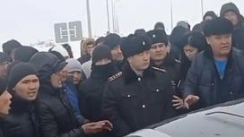 Водители и полицейские на трассе в Карагандинской области