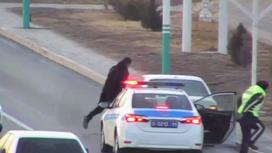 Мужчина выбегает из авто, за ним бежит полицейский