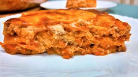 Кусочек лазаньи на тарелке Кусочек лазаньи на тарелке