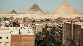Каир на фоне пирамид