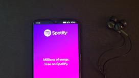 Приложение Spotify на экране смартфона