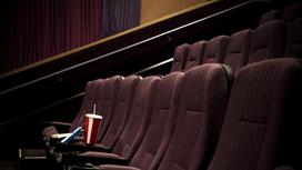 Пустые кресла в кинозале