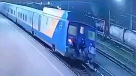 Подростки пытались зацепиться за поезд в Шымкенте