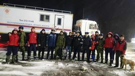Спасатели и спасенные туристы в Алматинской области