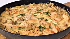 Курица с грибами в сливочном соусе приготовлена Курица с грибами в сливочном соусе приготовлена