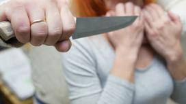 Мужчина нападает с ножом на женщину