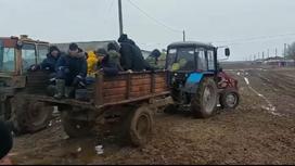 Школьники на тракторе