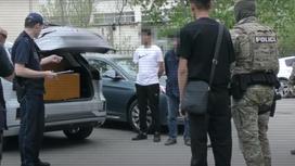 Обыск в машине задержанных