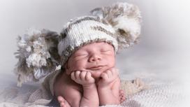 Новорожденный ребенок в шапочке